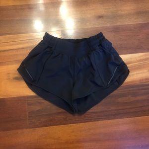 lulu hotty hot 2.5 shorts